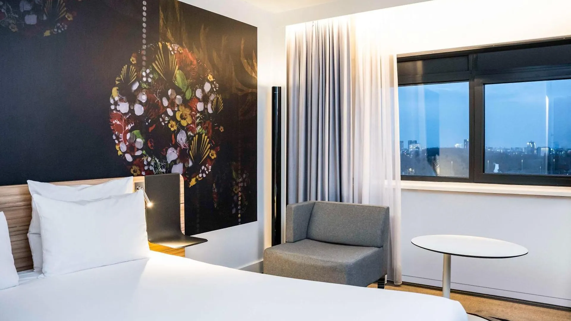 Novotel Amsterdam City 4*,